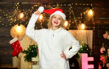 Eğlenceyi hatırlamak için heyecan verici ve çılgınca bir şey yap. Sevimli kız gülen surat Noel Baba şapkası sezonun tadını çıkar. Neşeli ruh hali konsepti. Şölen süslemeleri ve aksesuarları. Mutlu noeller!