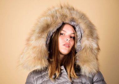 Her şeyden uzaklaşmak. Kış kıyafetleri içinde güzellik. Soğuk sezon alışverişi. Mutlu kış tatilleri. Kabarık ceketli kız. Sahte kürk modası. Soğuk algınlığı. Mevsimlik moda. Yastıklı, kalın ceketli kadın.