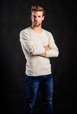 Kıyafet dükkanı. Uzun kollu gömleğin son modellerini keşfet. Rahat ve rahat hissediyorum. Erkek giyim tarzı kıyafetler. Sıradan tarzda yakışıklı bir adam. Erkek kılları günlük kıyafet giyer. Moda konsepti