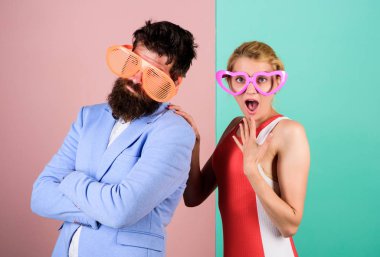 Dalgamı yakala. Parti havası. Sakallı adam, güzel kadın parti gözlükleri kutluyor. Çiftler eğleniyor. Ofis partisi. Başarıyı kutluyoruz. Rahatla ve eğlen. Şirket kültürü. Tatili kutluyoruz.