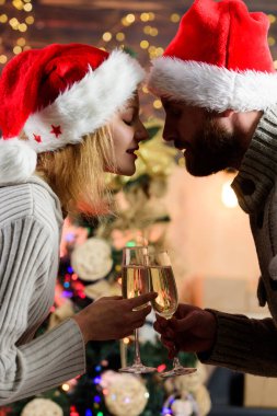 Onunla ilgili her şeyi seviyorum. Kadınlar ve erkekler Noel hediyelerine bayılır. Birbirine aşık çiftler şampanya içer. Mutlu yıllar. Aile tatili. Noel 'i birlikte kutlayalım. Kış sezonu satışları