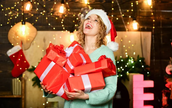 Chica con regalos. La Navidad es, con mucho, la más esperada para las vacaciones del año. Sé generoso. Mujer celebrar caja de regalo decoraciones de Navidad fondo. Haga sus pedidos y reservas de Navidad lo suficientemente temprano — Foto de Stock