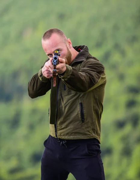 Megöllek. katonai stílus. férfi álcázva. Katona a terepen. poligon. izmos ember fegyvert tart. cél és siker. Tüzelésre kész férfi. Vadász hobbi. Katonai erők. mesterlövész eléri a célhegyet — Stock Fotó