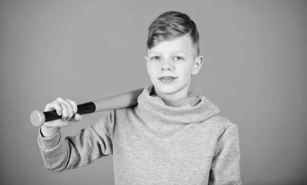 Sport und Hobby. Der Teenager mag Baseball. Aktive Freizeit und Lebensstil. Gesunde Kindheit. Viel Spaß beim aktiven Spiel. Treten Sie Baseball-Team bei. Sport- und Baseball-Trainingskonzept. Junge hielt Baseballschläger in der Hand — Stockfoto