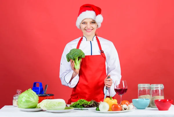 De beste kerstrecepten. Geniet van makkelijke ideeën voor feestjes en vakantiediners. Kerstmenu. Kerstdiner ideeën. Vrouw chef-kok koken kerstdiner dragen kerstman hoed. Feestelijke menukeuze — Stockfoto