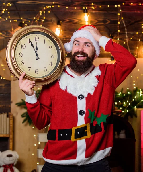 Veselé Vánoce. Vousáč informuje čas. Čas na zimní párty. Připrav se. Zbývá pár minut. Nový rok odpočítávání. Skoro půlnoc. Něco si přej. Santa Claus drží starožitné hodiny. Čas oslavovat — Stock fotografie