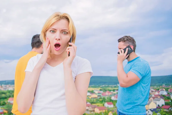 3 jóvenes en el teléfono. Amigos y smartphone. Hermosa joven — Foto de Stock