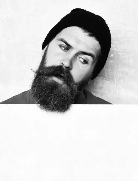 Бородатый мужчина позирует на фоне стены студии — стоковое фото