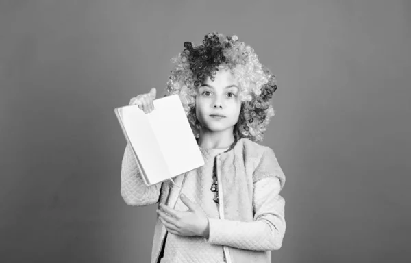 Estudia mucho. Una historia ridícula. Leyendo un libro gracioso. Club de literatura. Bromas concepto de libro. Niño peluca rizada colorido pelo artificial payaso estilo libro de espera. Leyendo chistes. Es hora de divertirse. Escuela de circo — Foto de Stock