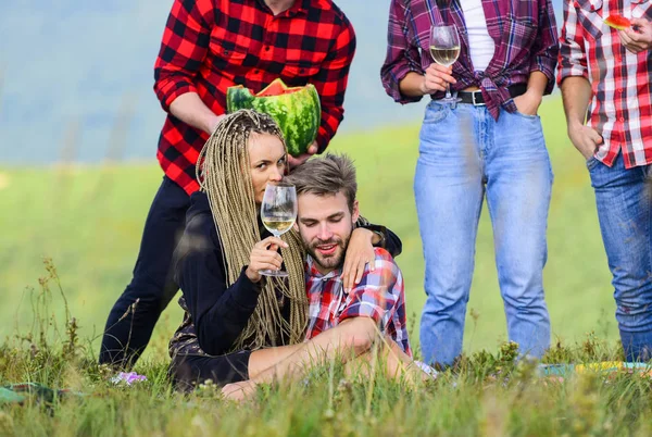 A kempingezés öröme. Barátság. romantikus piknik az idegenforgalmi táborban. nyári vakáció. Egy csapat ember együtt tölti a szabadidejét. Családi kempingezés. Kirándulási kaland. boldog férfiak és lányok barátok enni görögdinnye — Stock Fotó