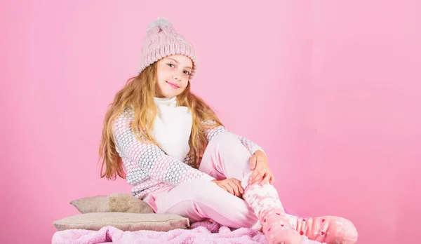 Accessori caldi che ti terranno accogliente questo inverno. Ragazza indossare maglia caldo cappello rilassante sfondo rosa. Concetto di vestiti caldi moda invernale. Bambino capelli lunghi caldo cappello di lana godere di caldo — Foto Stock