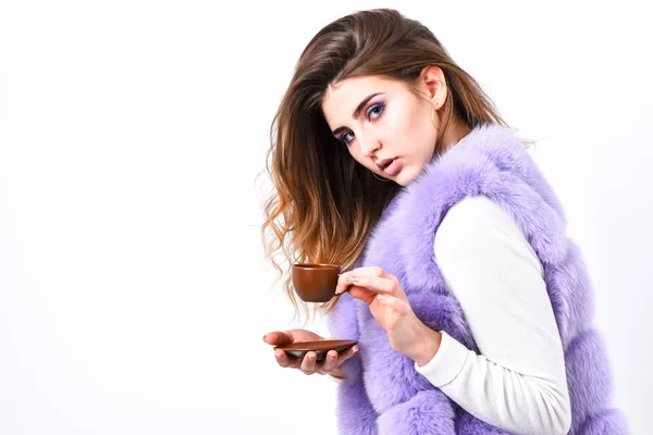 Lady drink espresso kleine keramische beker witte achtergrond. Geniet van aroma en smaak hete koffie. Elite drankje met cafeïne. Vrouw bontjas drinkt koffie. Elite koffie concept. Elite koffie variëteit concept — Stockfoto