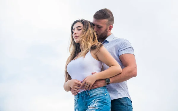 Um casal apaixonado. Juntos para sempre, nós dois. História de amor. Relações românticas. Relação gira. Homem e mulher abraçam o fundo da natureza. Amor verdadeiro. A apoiá-la. Amor familiar. Devoção e confiança — Fotografia de Stock