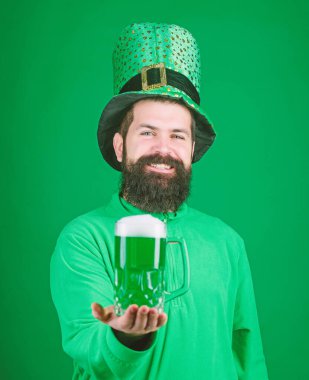 Seni bekliyor. Saint Patricks Günü için kızartma adam sakallı. Yeşil bira içme sakallı İrlandalı adam. Saint patricks günü kutlama çubuk. Hipster bira bardağı tutan yeşil cin şapkalı