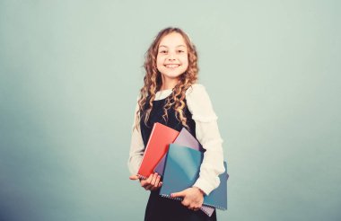 bilgi ve eğitim. Okula geri dön. günlük notları için not defteri. çalışma dersi. kağıt klasörü ile küçük kız. ev işi. mutlu küçük kız öğretmen olmak istiyor. Kendine güvenen öğrenci eğitimi