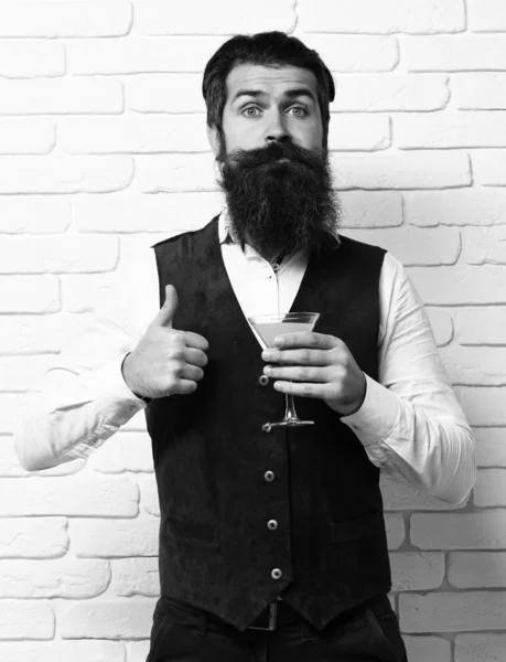 Homem barbudo bonito engraçado com barba longa e bigode tem cabelo elegante — Fotografia de Stock