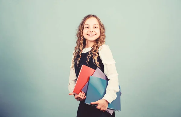 Conhecimento e educação. De volta à escola. notebook para notas de diário. lição de estudo. menina pequena com pasta de papel. Tarefa de casa. menina pequena feliz quer ser professor. Estudante confiante estudando — Fotografia de Stock