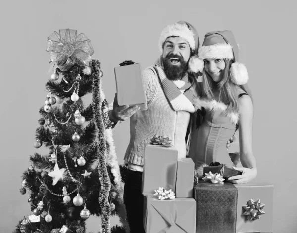 Concepto de Año Nuevo y Navidad. Santa y chica sexy — Foto de Stock