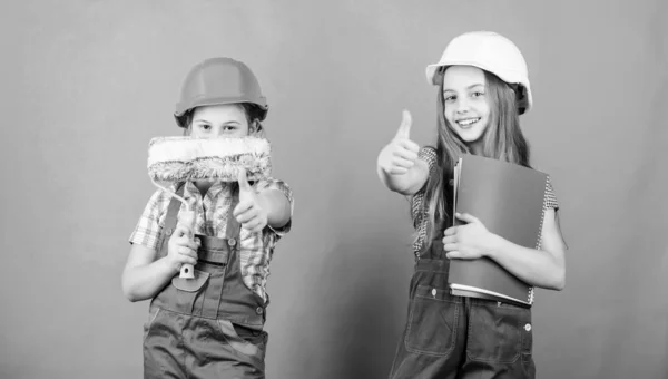 Niños niñas planeando la renovación. Iniciativa de los niños proporcionan renovación de su habitación de fondo verde. Renovación amateur. Soñando con una nueva sala de juegos. Actividades de mejora del hogar. Profesión futura — Foto de Stock