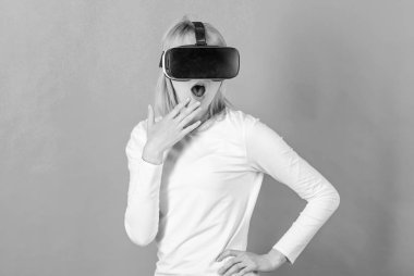 Kadın zevk cyber eğlence deneyimi vr içinde. Sanal gerçeklik kulaklık olan kadın. Neşeli gülümseyen kadın VR gözlük arıyorum. Pixelated.