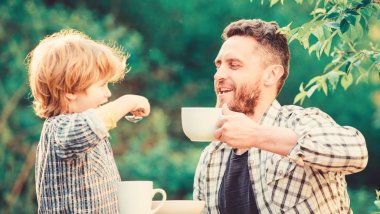 Bebeğini besle. Doğal beslenme kavramı. Oğlu doğal gıdalar besleme. Gelişim aşaması. Sağlıklı yiyecekler. Babam ve çocuk dışarıda birbirlerini yiyip beslerler. Sağlıklı beslenme alışkanlıkları geliştirmenin yolları