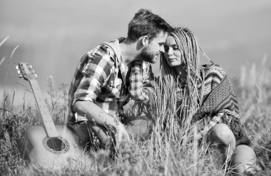 Aşk onlara ilham verir. Temiz hava ve saf duygular. Yürüyüş romantizmi. Güzel romantik çift mutlu gülümseyen yüzleri doğa arka plan. Gitarlı erkek arkadaş ve kız arkadaş. Romantik bir yürüyüş. Romantik şarkı