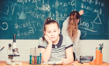 Parlak beyinler iş başında. Küçük bilim adamları mikroskopla çalışır. Biyoloji dersi. laboratuvarda bilim deneyleri. Kimya araştırması. Mikroskop kullanan çocuklar. Okul laboratuarındaki küçük kızlar. Mikroskop