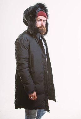 Hipster kış moda. Adam kukuleta ile siyah kış ceket giymek. Hava değişiklikleri için hazır. Kış şık erkek giyim. Kış kıyafeti. Sakallı adam ayakta beyaz arka plan üzerinde izole sıcak ceket parka