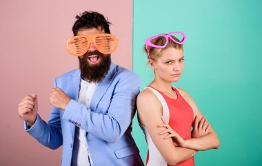 Dalgamı yakala. Rahatla ve eğlen. Şirket kültürü. Tatili kutluyoruz. Sakallı adam, güzel kadın parti gözlükleri kutluyor. Parti havası. Çiftler eğleniyor. Ofis partisi. Başarı kutlaması