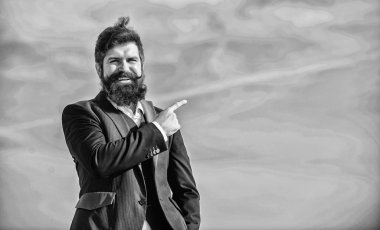 Olgun hippi sakallı. Sakallı adam. Gelecekteki başarısı. Erkek resmi moda. Bıyıklı acımasız beyaz hippi. İş adamı gökyüzüne karşı. Adam dokunmatik sakalı sakallı. Sakallı açık