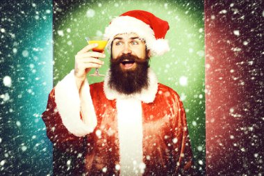 Uzun sakallı komik Noel Baba.