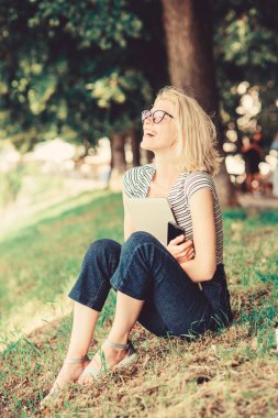 Modern eğitim konsepti. Hayalperest. Kahve içen güzel bir kadın. Kız bilgisayarda çalışıyor. Bilgisayarlı modern bir kadın. Yaz internetten. Sabah çizelgesi. Dışarıdaki kız. Park yerinde rahatla.