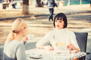 Mutlu öğle yemeği. Sabah kahvesi içiyor. kadın frienship. Kahve ile rahatlayın. moda güzelliği. bisiness öğle yemeği. kahve zamanı. Kafede toplantı. mutlu arkadaşlar kızlar kafede buluşuyor. Ne harika bir sabah.