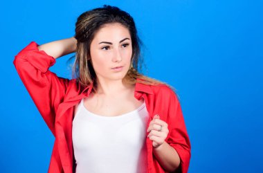 Saç şekillendirme metodu dalgalı hale gelir. Kuaför salonu. Hasarlı saç. Kişisel bakım. Makyaj malzemesi. Ekstra hacim. Moda ürünü. Sakat saç stili. Mavi arka planda kız stili saç stili