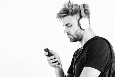 Mükemmel müzik ses kulaklıkların keyfini çıkarın. Müzik aleti. Müzikal aksesuar Gadget 'ları. Man müzik online kulaklıklar ve Smartphone dinleyin. Modern teknoloji. MP3 çalar kavramı. Müzik uygulama konsepti