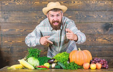 Bir sürü vitamin. zengin sonbahar mahsulü ile adam şef. mevsimlik vitamin gıda. Yararlı meyve ve sebze. sakallı olgun çiftçi. organik ve doğal gıda. Cadılar Bayramınız Kutlu Olsun. hasat festivali