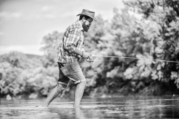 Para mim, passatempo é primeiro. Pesca com mosca bem sucedida. Fim de semana. pescador mostrar técnica de pesca usar haste. pescador experiente na água. atividade desportiva e hobby. Homem a pescar peixe. homem voar pesca — Fotografia de Stock