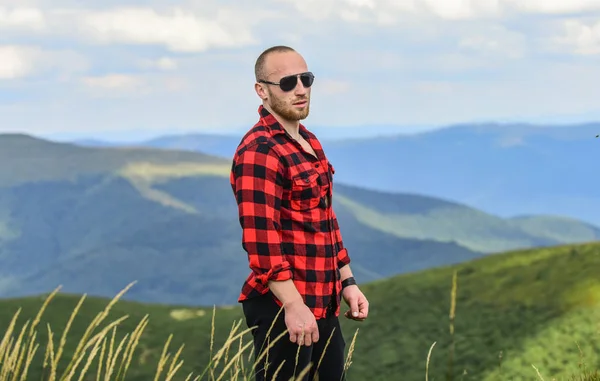 Descubre el mundo. Masculinidad y energía masculina. Lograr la libertad. Libre y salvaje. Valor de la libertad. Autosuficiente. Hombre de pie en la cima de la montaña. Concepto de senderismo. Ocio activo. Guy disfrutar de la libertad —  Fotos de Stock