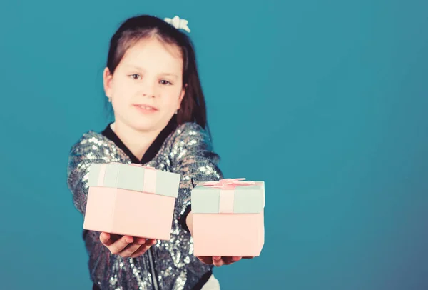 Día de compras. Lindo niño llevar cajas de regalo. Caja de regalo sorpresa. Lista de deseos de cumpleaños. Un mundo de felicidad. Lo especial sucede todos los días. Elige uno. Chica con cajas de regalo fondo azul. Viernes Negro — Foto de Stock