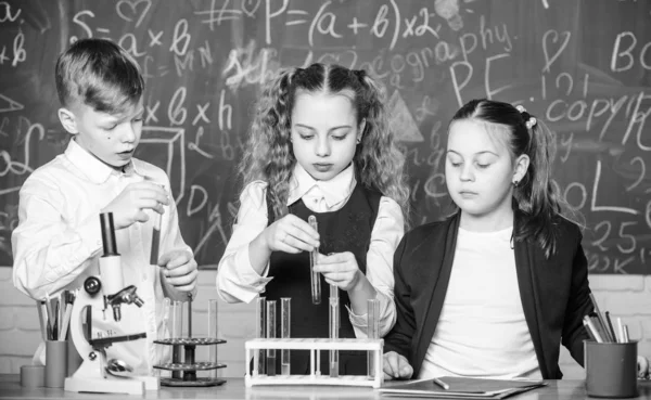 Τα παιδιά απολαμβάνουν τα χημικά πειράματα. Η χημική ουσία διαλύεται σε μια άλλη. Η εξερεύνηση είναι τόσο συναρπαστική. Χημική αντίδραση εμφανίζεται όταν η ουσία μετατρέπεται σε νέες ουσίες. Οι μαθητές σπουδάζουν χημεία στο σχολείο — Φωτογραφία Αρχείου
