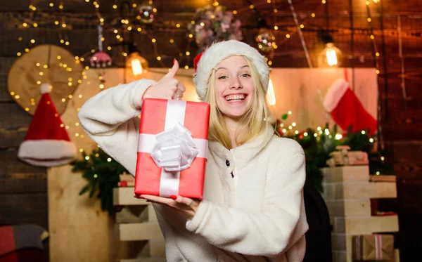 E 'per me. allegra ragazza cappello rosso di Babbo Natale. festeggiare il nuovo anno a casa. ultima preparazione. E 'Natale. Regalo natalizio. donna felice amore regali. Acquisti invernali — Foto Stock