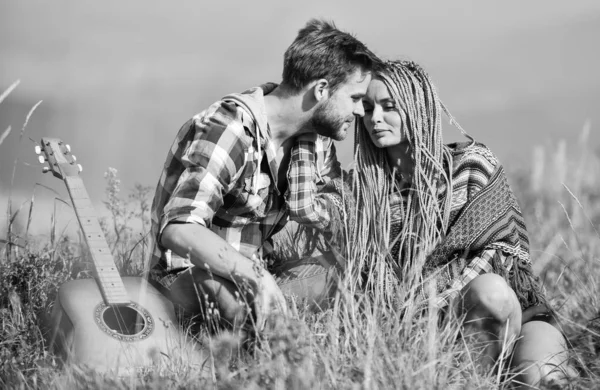 El amor los inspira. Aire fresco y sentimientos puros. Romance senderista. Hermosa pareja romántica feliz sonriente rostros naturaleza fondo. Novio y novia con guitarra. Un paseo romántico. Canción romántica — Foto de Stock