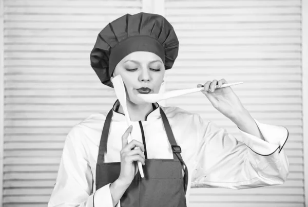 Hemmafru med matlagning redskapen. kvinna i hatt och förkläde. professionell i köket. Rätter. lycklig kvinna matlagning hälsosam mat med recept. Läcker supé — Stockfoto