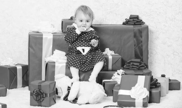 Petite fille jouer près de pile de boîtes-cadeaux. Vacances en famille. Choses à faire avec les tout-petits à Noël. Cadeaux de Noël pour tout-petit. Célébrez le premier Noël. Cadeaux pour enfant premier Noël — Photo