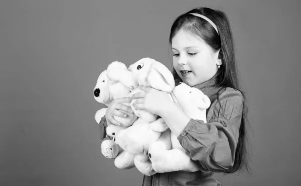 Feliz infancia. Cumpleaños. abrazando a un oso de peluche. niña pequeña con juguete de oso suave. Cuarto de niños. tienda de juguetes. Día de los niños. El mejor amigo. Niña jugando en la sala de juegos. Jugando con juguetes — Foto de Stock