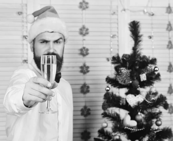 Człowiek z brodą trzyma kieliszek szampana. — Zdjęcie stockowe