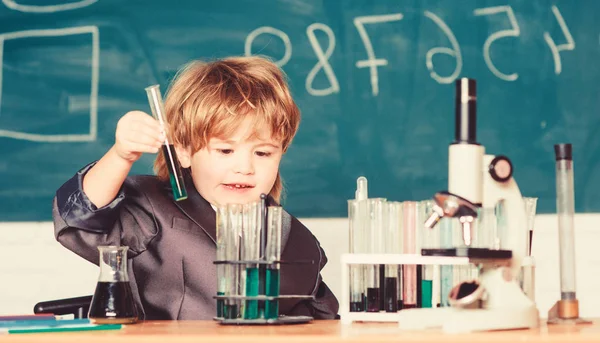 Grundkenntnisse Grundschulbildung. Bildungsexperiment. Wissenskonzept. Wissenstag. Inspiration für Untersuchungen. Kind studiert Biologie Chemie. Jungenmikroskop und Reagenzgläser — Stockfoto