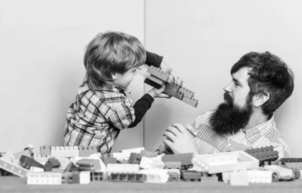 Temps libre. amour. développement de l'enfant. père et fils jouent au jeu. Rêver de mouche. heureux loisirs en famille. petit garçon avec papa jouant ensemble. plan de construction avec constructeur coloré. Tu es mon trésor — Photo