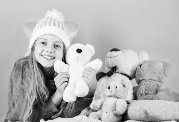 Kid beetje meisje spelen met zacht stuk speelgoed teddy beer op roze achtergrond. Draagt speelgoed collectie. Kind klein meisje speelse houden teddy bear knuffel. Teddyberen helpen kinderen omgaan met emoties en stress te beperken — Stockfoto