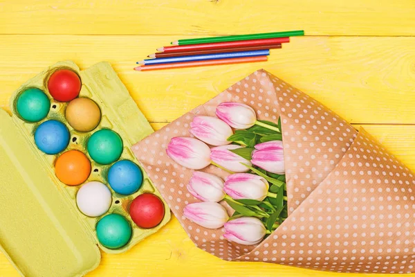 Caça aos ovos. Férias. Celebração de férias, preparação. Buquê de flores de tulipa. Férias saudáveis e felizes. ovos pintados em bandeja de ovo. Feliz Páscoa. Preparação para a Páscoa — Fotografia de Stock